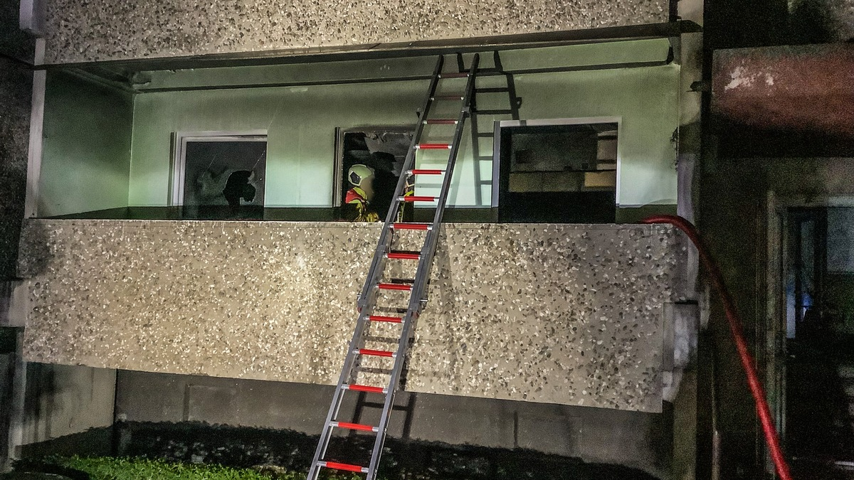 FW Dresden: Wohnungsbrand in Plattenbau: Mehrere Verletzte, darunter zwei Feuerwehrleute - Foto: presseportal.de