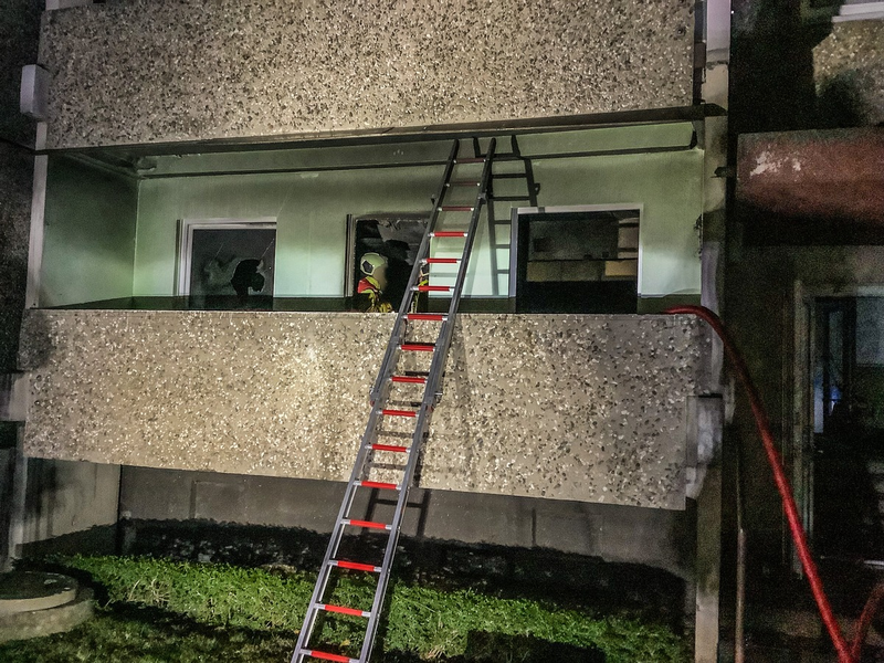 FW Dresden: Wohnungsbrand in Plattenbau: Mehrere Verletzte, darunter zwei Feuerwehrleute - Foto: presseportal.de