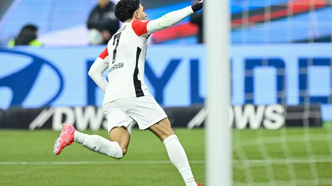 Mario Götze (rechts) kämpft mit Maximilian Eggestein um den Ball - Bild: Uwe Anspach/dpa