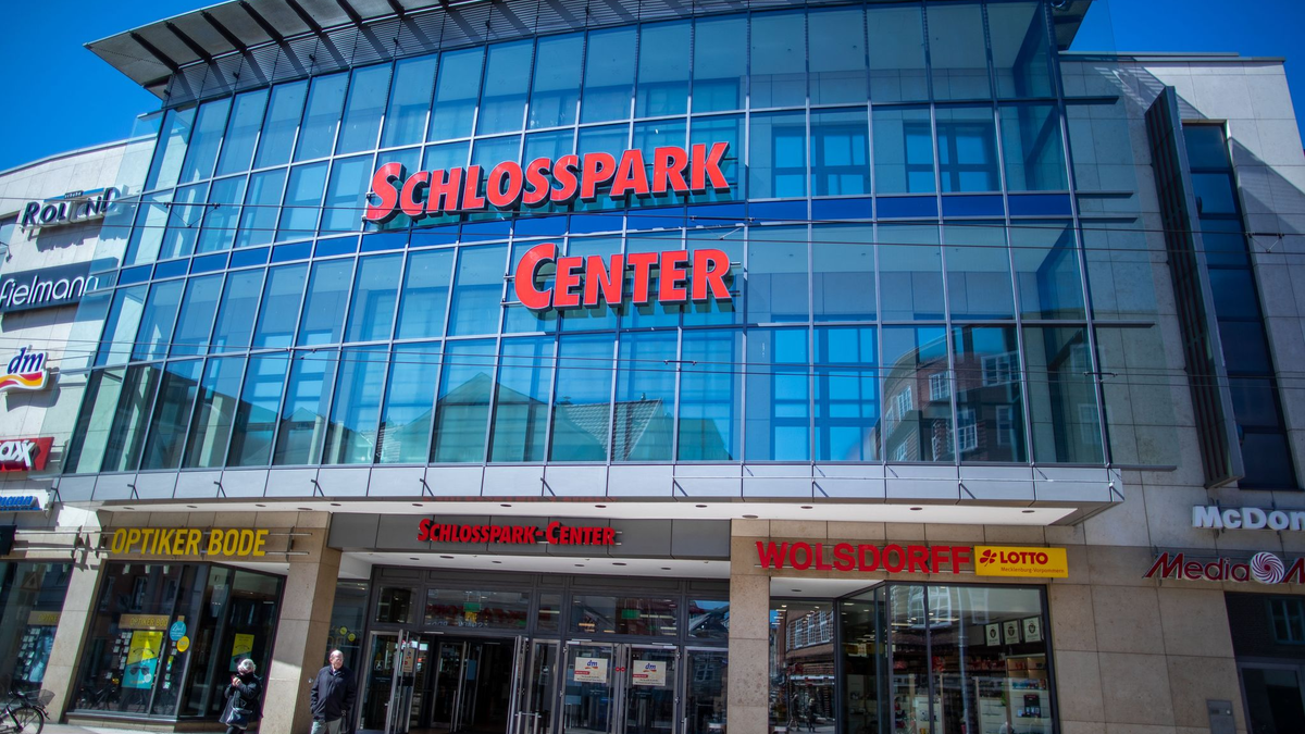 Ein 33-Jähriger stürzt in einem Einkaufszentrum in der Landeshauptstadt aus dem zweiten Obergeschoss in die Tiefe. (Archivbild) - Foto: Jens Büttner/dpa-Zentralbild/dpa