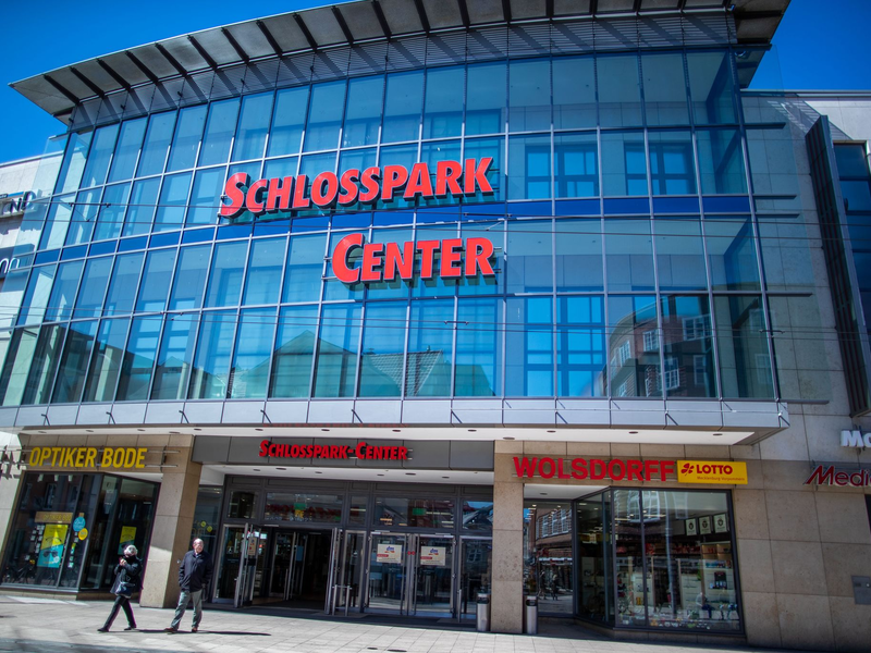 Ein 33-Jähriger stürzt in einem Einkaufszentrum in der Landeshauptstadt aus dem zweiten Obergeschoss in die Tiefe. (Archivbild) - Foto: Jens Büttner/dpa-Zentralbild/dpa