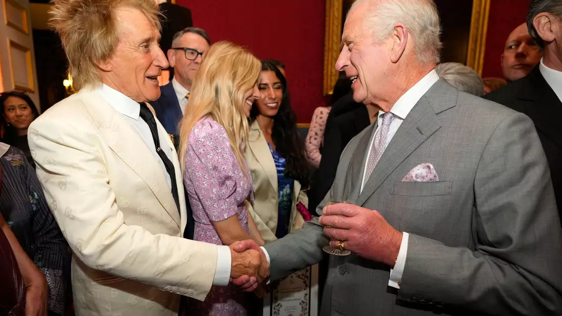 Rod Stewart (l) traf König Charles III. im Sommer. (Archivbild - Bild: Kirsty Wigglesworth/AP Pool/AP/dpa