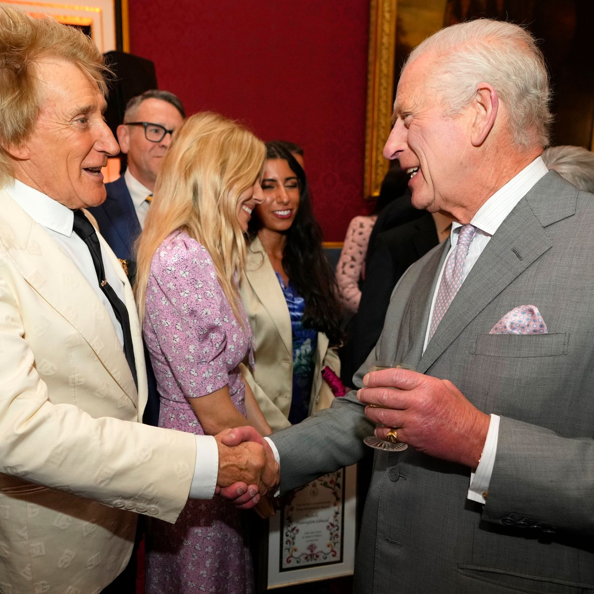 Rod Stewart (l) traf König Charles III. im Sommer. (Archivbild - Foto: Kirsty Wigglesworth/AP Pool/AP/dpa