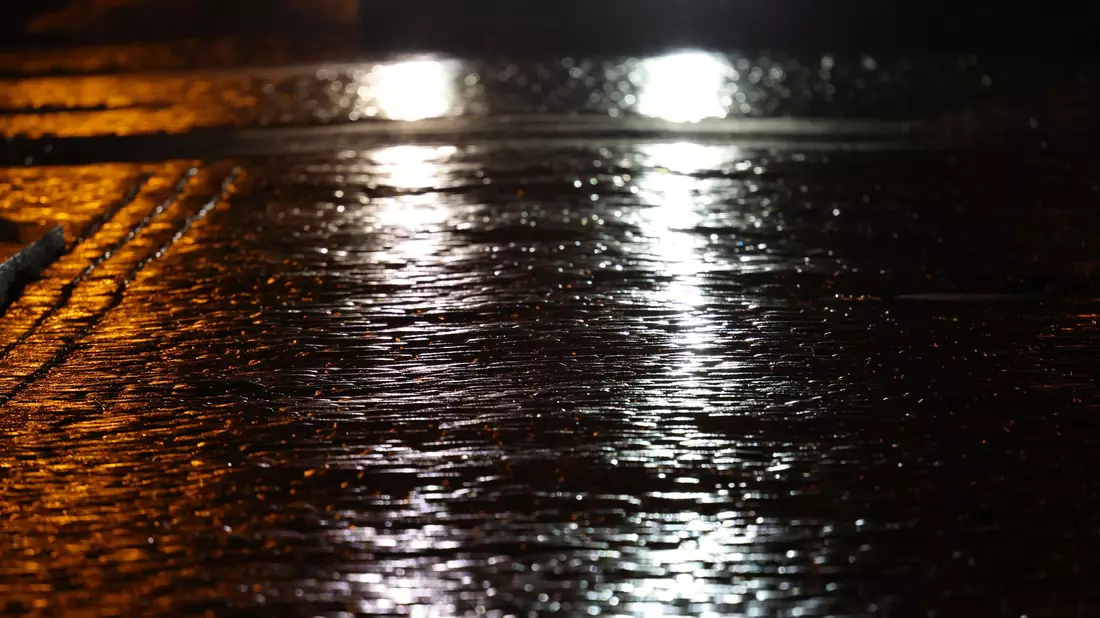 In Teilen Deutschlands waren die Straßen spiegelglatt.  - Bild: Bernd Wüstneck/dpa