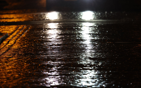 Schon am Dienstag gab es besonders im Norden Deutschlands glatte Straßen. - Foto: Bernd Wüstneck/dpa