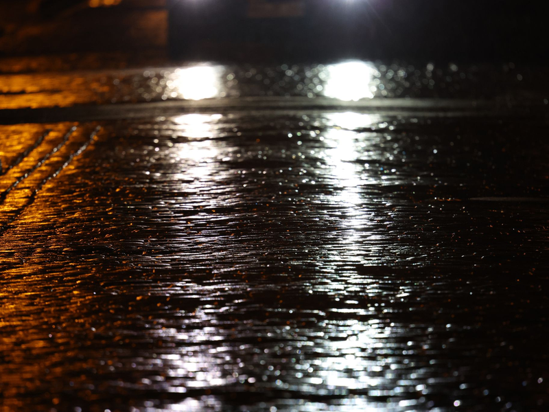 Schon am Dienstag gab es besonders im Norden Deutschlands glatte Straßen. - Foto: Bernd Wüstneck/dpa