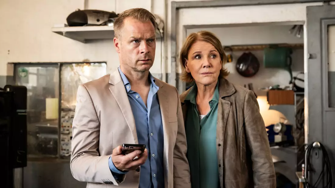 Marie Brand und Jürgen Simmel verfolgen die Ortung eines Handys. - Bild: Martin Valentin Menke/ZDF/dpa