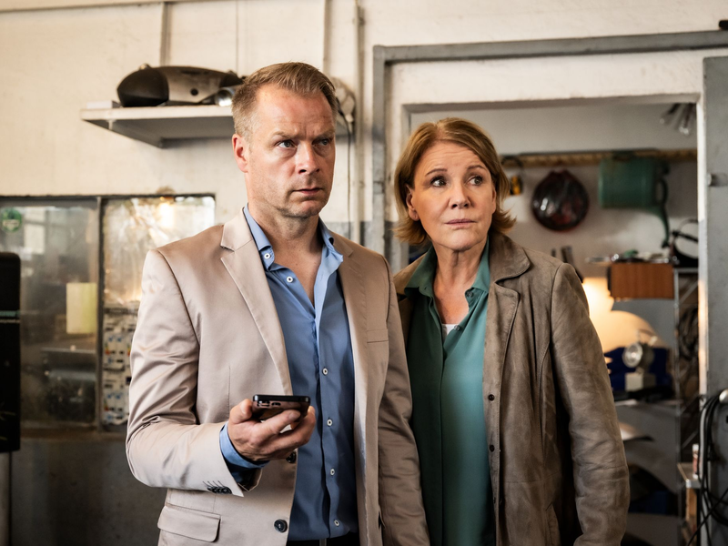 Marie Brand und Jürgen Simmel verfolgen die Ortung eines Handys. - Foto: Martin Valentin Menke/ZDF/dpa