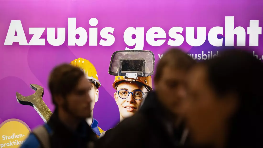 Viele Jugendliche ohne Ausbildungsplatz machen erst einmal ein Betriebspraktikum - trotz Tausender unbesetzter Lehrstellen. - Bild: Sebastian Kahnert/dpa
