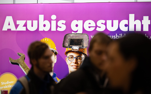 Viele Jugendliche ohne Ausbildungsplatz machen erst einmal ein Betriebspraktikum - trotz Tausender unbesetzter Lehrstellen. - Foto: Sebastian Kahnert/dpa