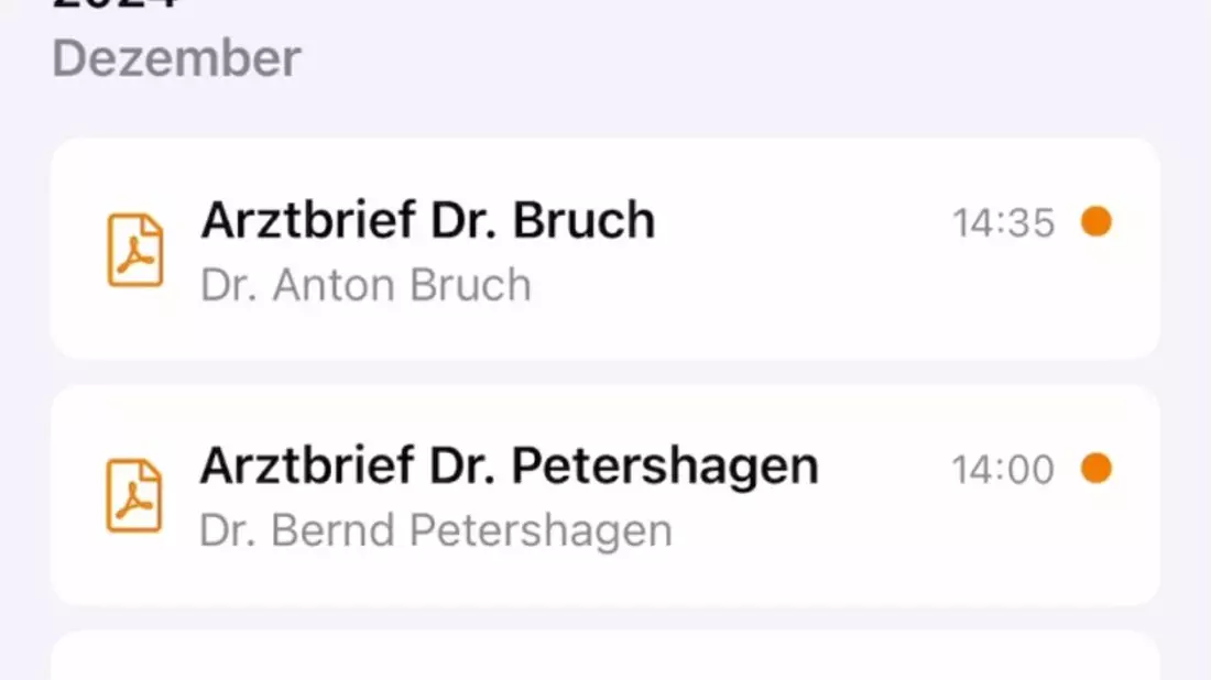 Patienten können die E-Akte am Smartphone anschauen. (Handout) - Bild: DAK-Gesundheit/dpa
