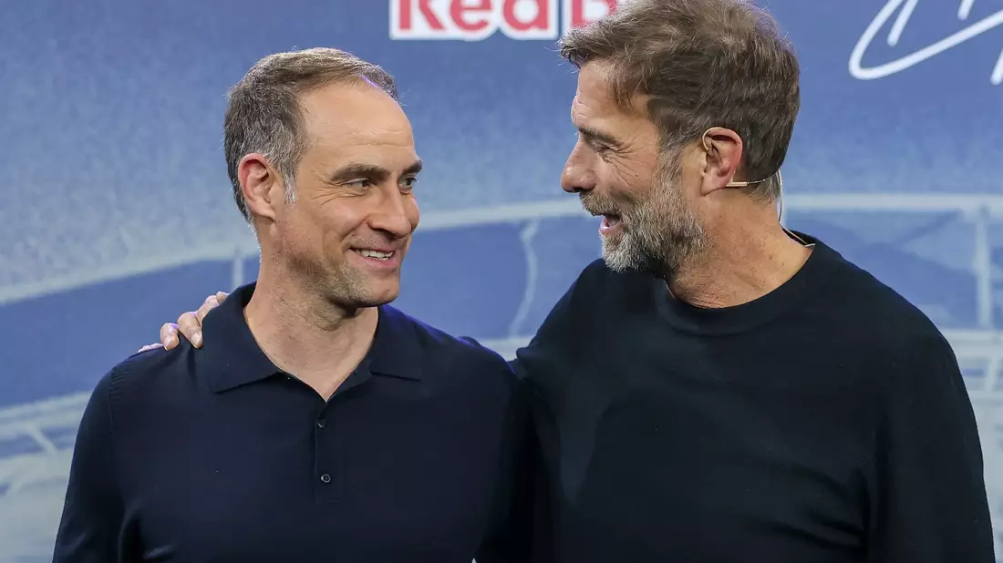 Oliver Mintzlaff (l) hat das Club-Netzwerk mit erschaffen, für das Jürgen Klopp nun verantwortlich ist. - Bild: Jan Woitas/dpa