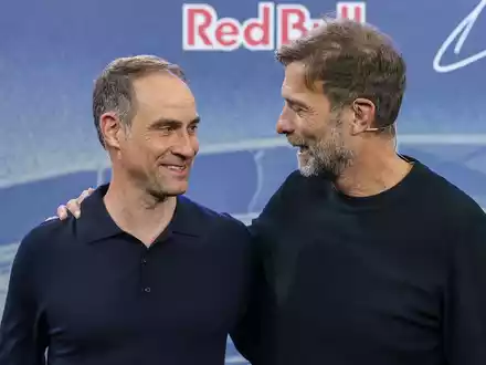 Oliver Mintzlaff (l) hat das Club-Netzwerk mit erschaffen, für das Jürgen Klopp nun verantwortlich ist. - Foto: Jan Woitas/dpa
