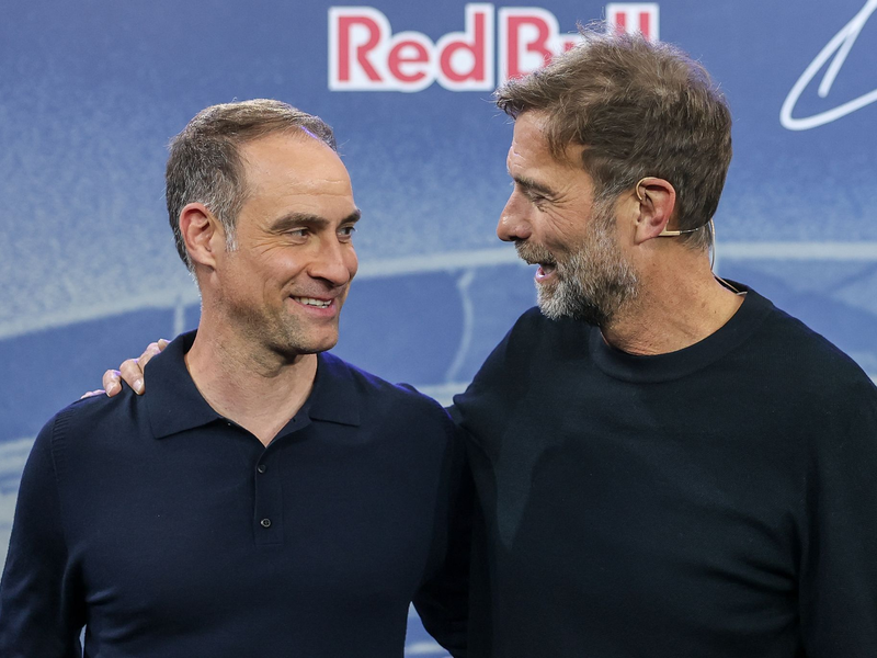 Oliver Mintzlaff (l) hat das Club-Netzwerk mit erschaffen, für das Jürgen Klopp nun verantwortlich ist. - Foto: Jan Woitas/dpa