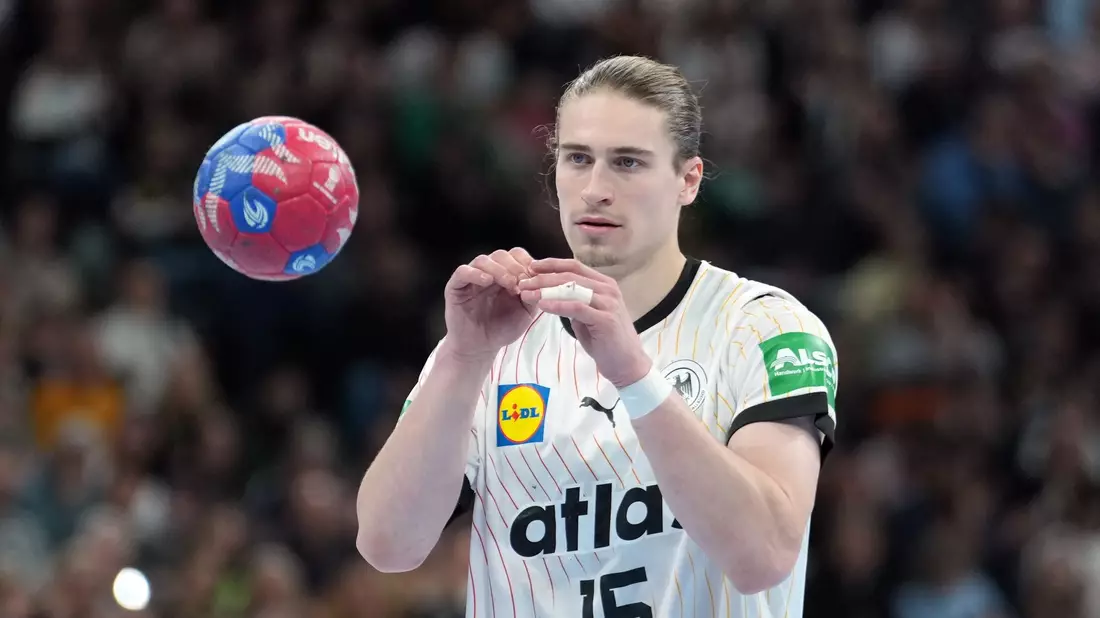 Juri Knorr fehlt den deutschen Handballern im WM-Spiel gegen Italien. - Bild: Soeren Stache/dpa