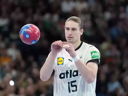 Juri Knorr verpasst das abschließende Gruppenspiel gegen Tunesien. - Foto: Soeren Stache/dpa