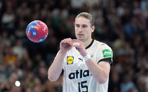 Juri Knorr verpasst das abschließende Gruppenspiel gegen Tunesien. - Foto: Soeren Stache/dpa