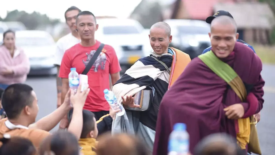 Mehrere der Begleiter von Mönch Thich Minh Tue posten regelmäßig Videoclips von der Reise, die millionenfach geklickt werden. - Bild: Nguyen Thai Tam/privat/dpa