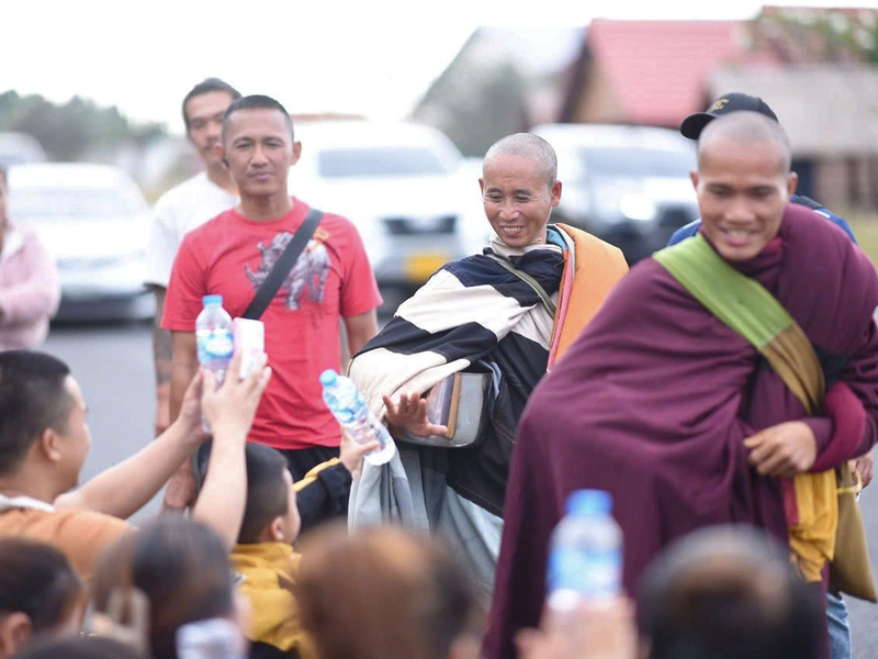 Mehrere der Begleiter von Mönch Thich Minh Tue posten regelmäßig Videoclips von der Reise, die millionenfach geklickt werden. - Foto: Nguyen Thai Tam/privat/dpa