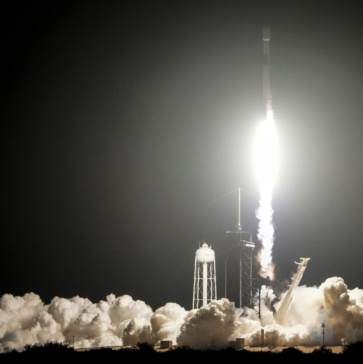 Die US-Raumfahrtbehörde Nasa arbeitet mit zahlreichen privaten Firmen zusammen: unter anderem mit SpaceX für Raketenstarts, aber auch für Mondlandungen. - Foto: John Raoux/AP/dpa