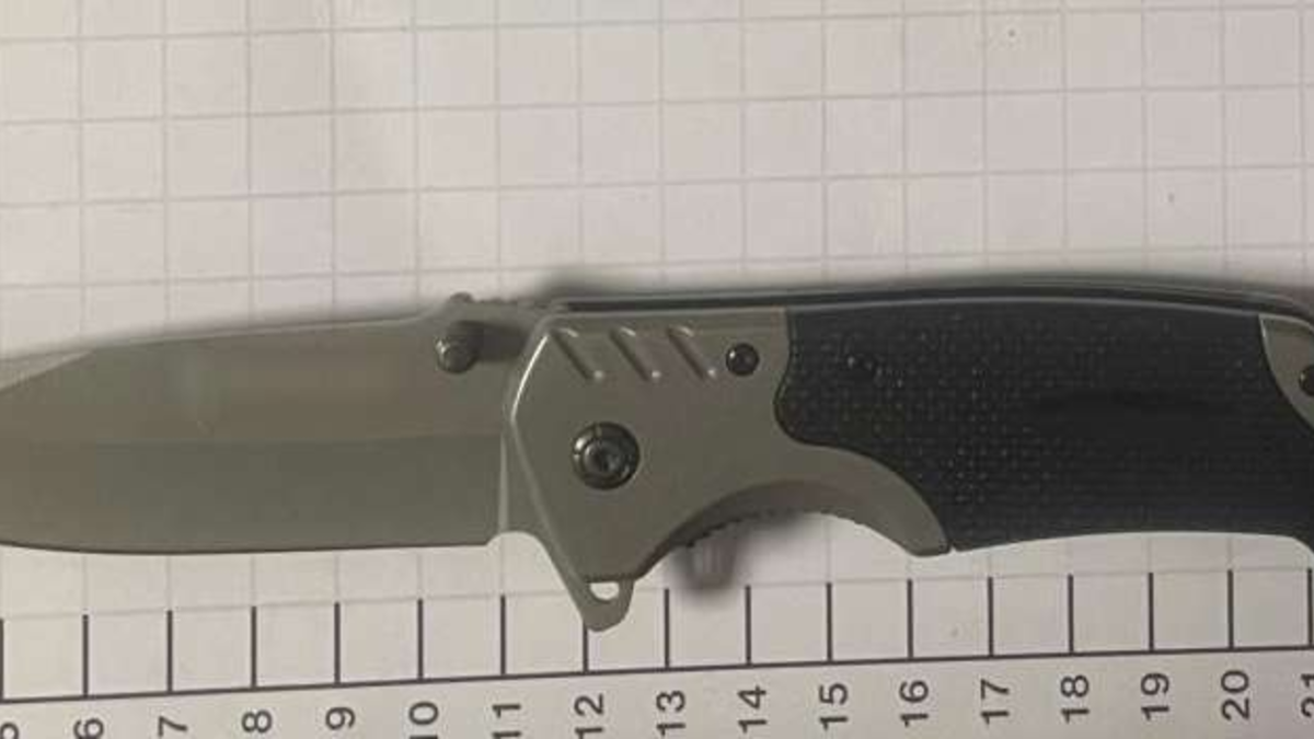 BPOL NRW: Bundespolizei stellt Springmesser in Bauchtasche fest - Foto: presseportal.de