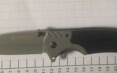 BPOL NRW: Bundespolizei stellt Springmesser in Bauchtasche fest - Foto: presseportal.de