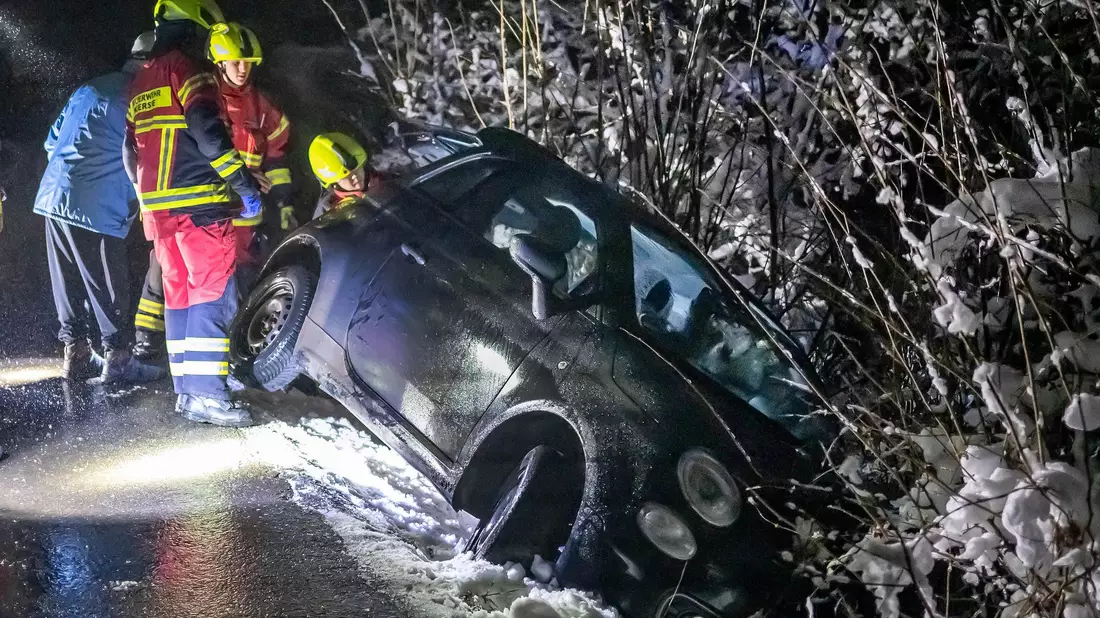 Ein Kleinwagen ist bei Straßenglätte im westlichen Sauerland in einen Graben gerutscht. - Bild: Markus Klümper/dpa