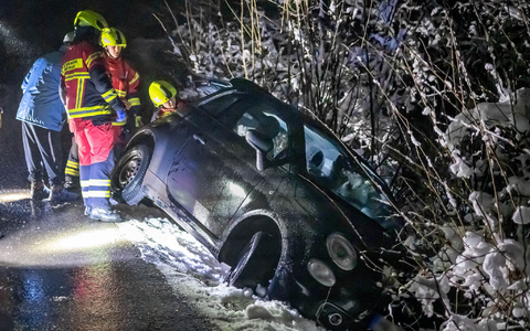 Ein Kleinwagen rutschte bei Straßenglätte im westlichen Sauerland in einen Graben. - Foto: Markus Klümper/dpa