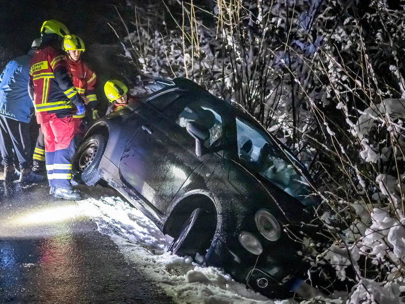 Ein Kleinwagen rutschte bei Straßenglätte im westlichen Sauerland in einen Graben. - Foto: Markus Klümper/dpa