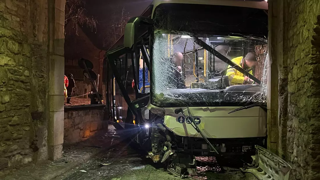 Ein Bus krachte in Sommerhausen in einen Torbogen.  - Bild: Pascal H./NEWS5/dpa