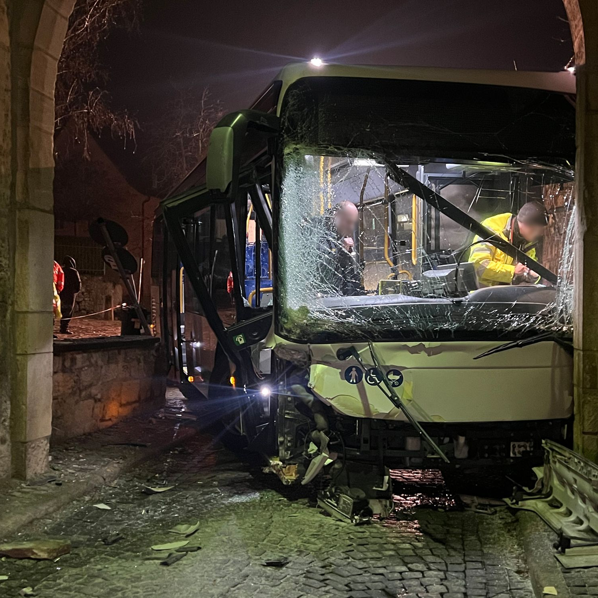 Ein Bus krachte in Sommerhausen in Bayern in einen Torbogen.  - Foto: Pascal H./NEWS5/dpa