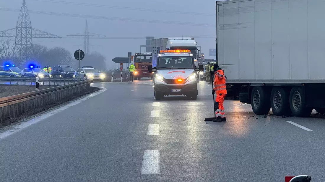 Bei einer Serie von Unfällen auf eisglatter Straße ist auf der Autobahn 3 bei Regensburg mindestens ein Mensch gestorben.  - Bild: Sebastian Pieknik/NEWS5/dpa