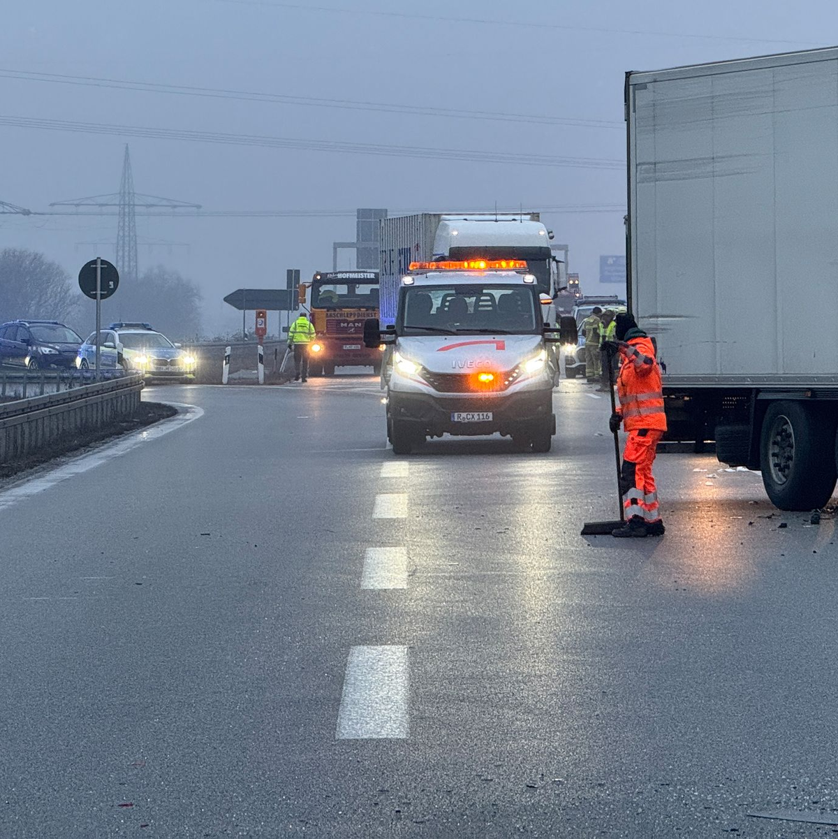 Bei einer Serie von Unfällen auf eisglatter Straße ist auf der Autobahn 3 bei Regensburg mindestens ein Mensch gestorben.  - Foto: Sebastian Pieknik/NEWS5/dpa