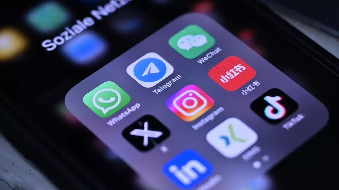 Die chinesische App Xiaohongshu («Kleines rotes Buch») ist eine Art Instagram aus China.  - Bild: Johannes Neudecker/dpa