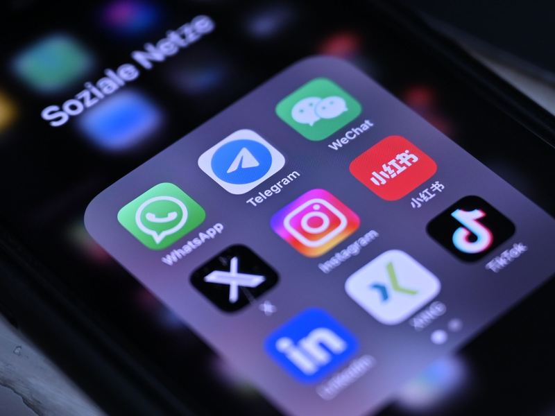 Die chinesische App Xiaohongshu («Kleines rotes Buch») ist eine Art Instagram aus China.  - Foto: Johannes Neudecker/dpa