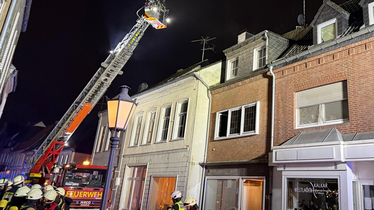 Feuerwehr Kalkar: Dachstuhlbrand in Kalkar: Drei Personen verletzt - Foto: presseportal.de