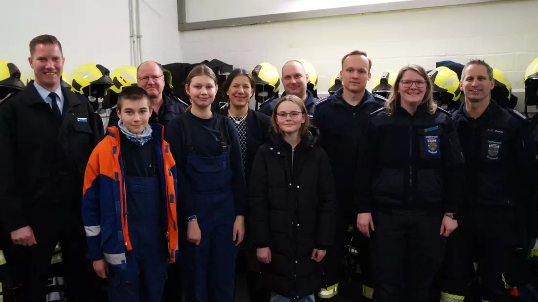FW Wathlingen: Jahreshauptversammlung der Jugendfeuerwehr Adelheidsdorf-Großmoor - Neue Jugendsprecher gewählt und neue Bekleidung erhalten - Bild: presseportal.de