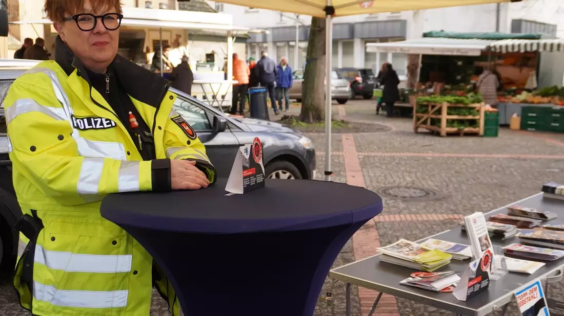 POL-HM: Präventionstipps der Polizei auf dem Hessisch Oldendorfer Wochenmarkt - Bild: presseportal.de
