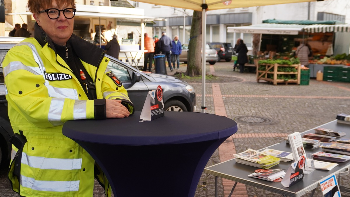 POL-HM: Präventionstipps der Polizei auf dem Hessisch Oldendorfer Wochenmarkt - Foto: presseportal.de