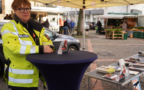 POL-HM: Präventionstipps der Polizei auf dem Hessisch Oldendorfer Wochenmarkt - Foto: presseportal.de