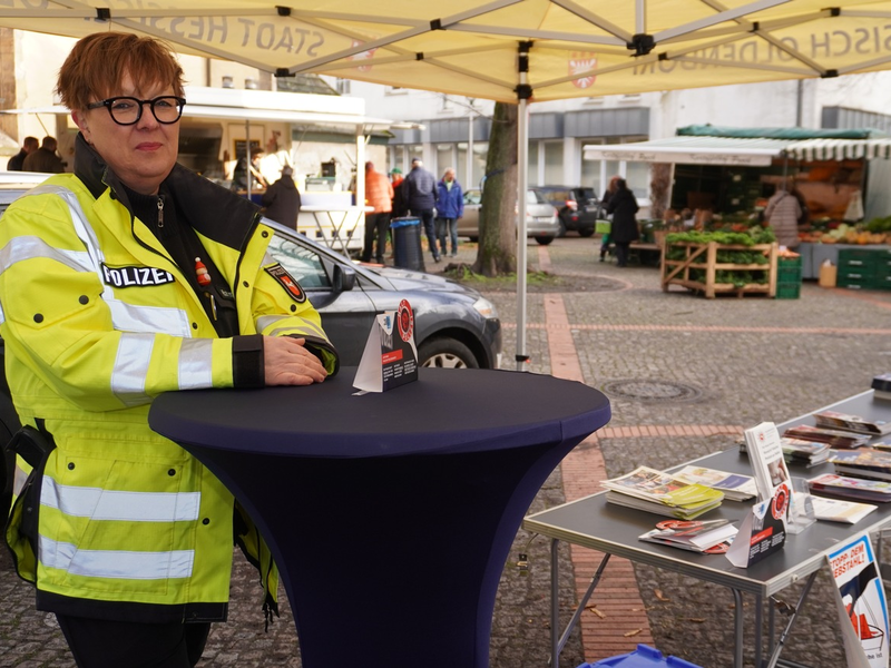 POL-HM: Präventionstipps der Polizei auf dem Hessisch Oldendorfer Wochenmarkt - Foto: presseportal.de