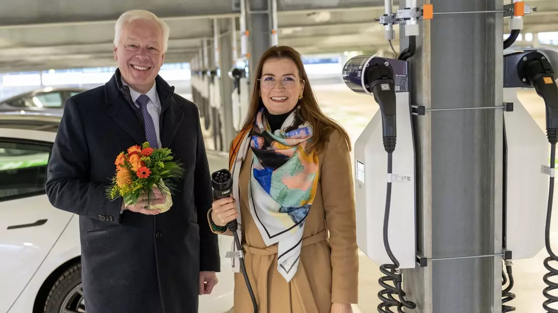 EnBW-Tochter ChargeHere nimmt 160 Ladepunkte am Dortmunder Direktionsstandort des Continentale Versicherungsverbundes in Betrieb / Damit betreibt der Anbieter einen der größten Ladestandorte in NRW - Bild: presseportal.de
