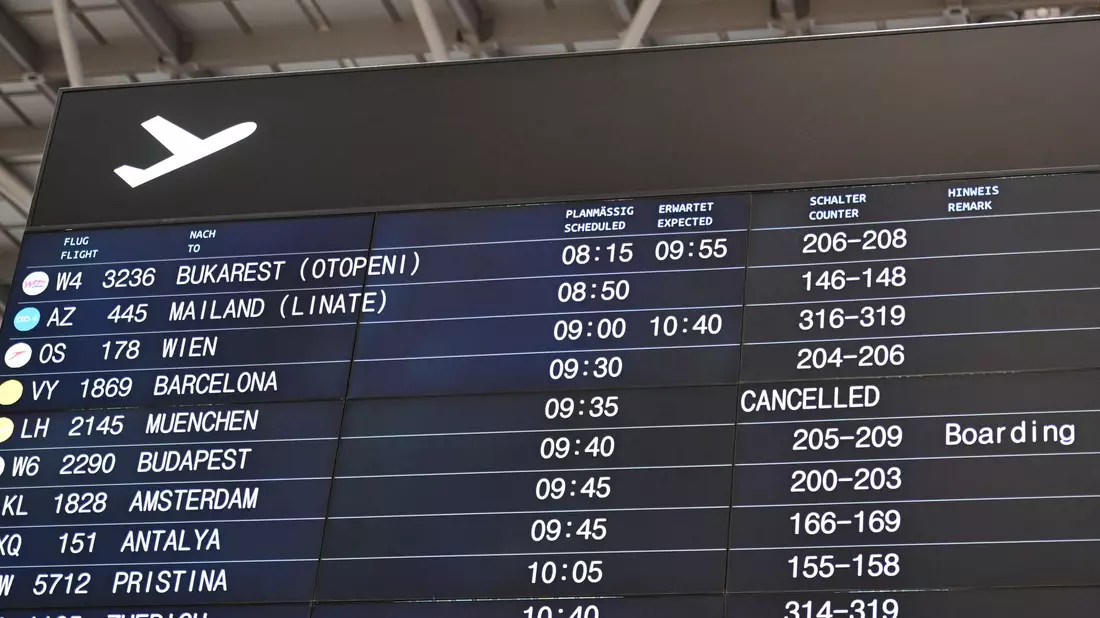 Verspätungen und ein Ausfall eines Flugs werden auf einer Anzeigentafel am Flughafen Stuttgart angezeigt.  - Bild: Bernd Weißbrod/dpa