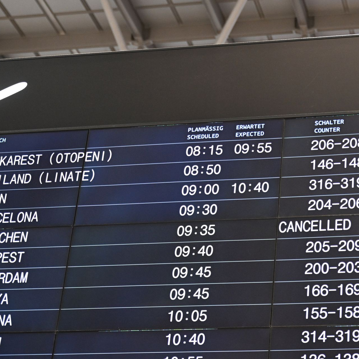 Verspätungen und ein Ausfall eines Flugs werden auf einer Anzeigentafel am Flughafen Stuttgart angezeigt.  - Foto: Bernd Weißbrod/dpa