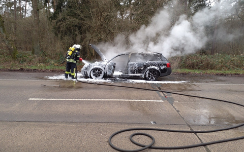 POL-NI: Husum/Langendamm - PKW vollständig ausgebrannt - Foto: presseportal.de