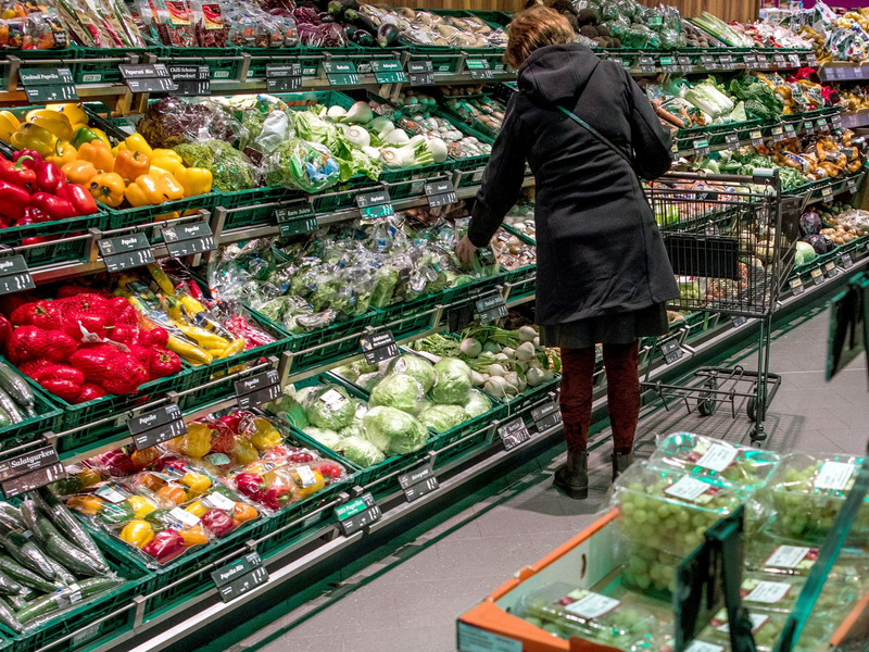 Obst ist im vergangenen Jahr etwas teuer geworden, Gemüse dafür günstiger. (Archivbild) - Foto: Jens Büttner/dpa-Zentralbild/dpa