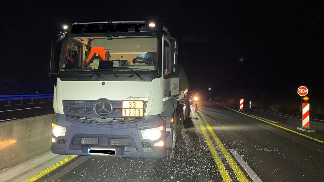 POL-PDLD: B10/ASLD-Nord - LKW-Fahrer mit 2,1 Promille verursacht Verkehrsunfall und flüchtet - Bild: presseportal.de
