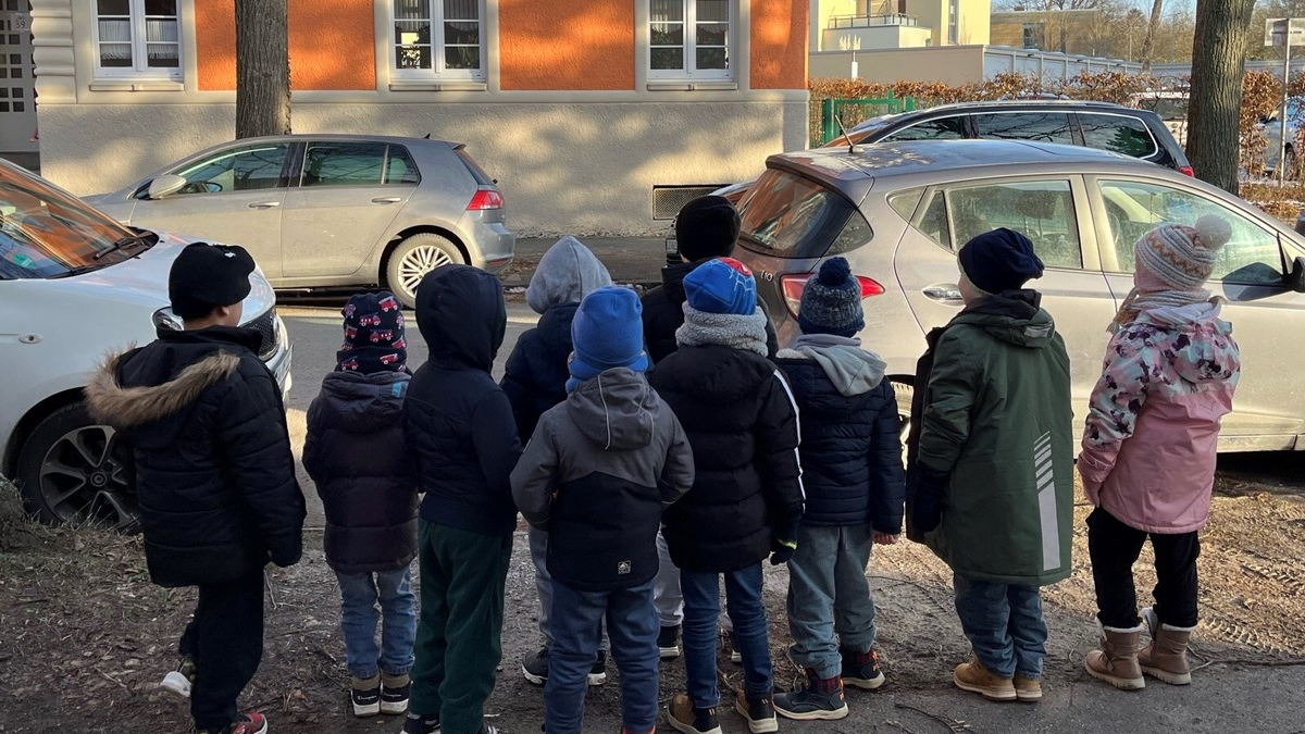 POL-HA: Verkehrssicherheitsarbeit beim Überqueren der Straße - Erstklässler der Funckeparkschule lernen richtig, die Straße zu überqueren - Foto: presseportal.de