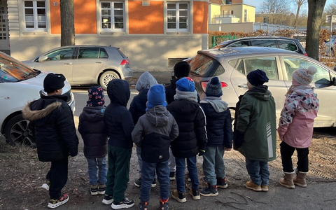 POL-HA: Verkehrssicherheitsarbeit beim Überqueren der Straße - Erstklässler der Funckeparkschule lernen richtig, die Straße zu überqueren - Foto: presseportal.de POL-HA: Verkehrssicherheitsarbeit beim Überqueren der Straße - Erstklässler der Funckeparkschule lernen richtig, die Straße zu überqueren - Foto: presseportal.de