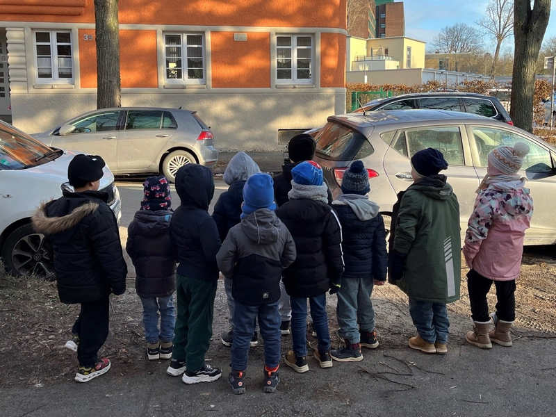 POL-HA: Verkehrssicherheitsarbeit beim Überqueren der Straße - Erstklässler der Funckeparkschule lernen richtig, die Straße zu überqueren - Foto: presseportal.de